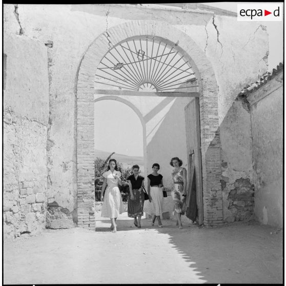 Madame Salan en visite à Medjajas.