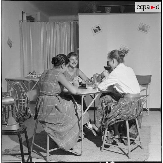 Oran. Portrait de trois infirmières bénévoles.