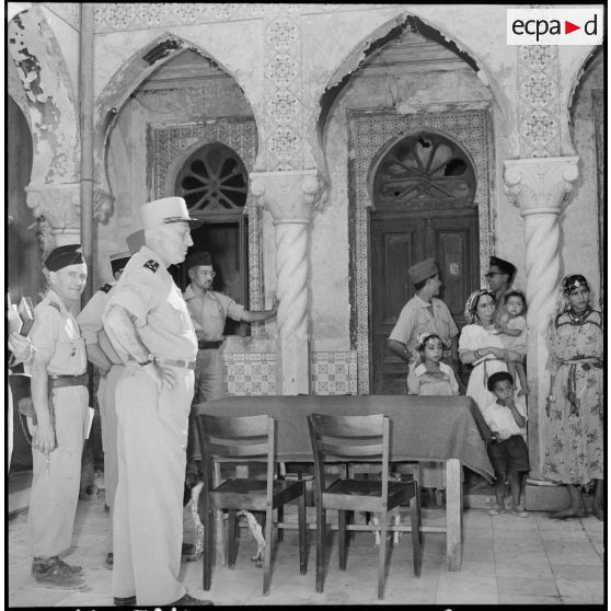 Le général Salan en visite au douar des Medjajas.