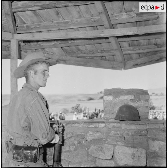 Medjajas. Portrait d'un soldat dans son poste de garde.