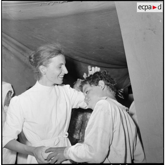 Medjajas. Une jeune infirmière et un enfant.