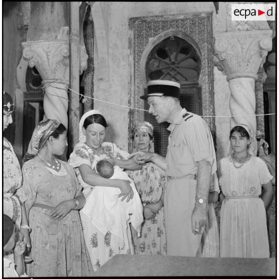 Autorités militaires en visite au douar des Medjajas.