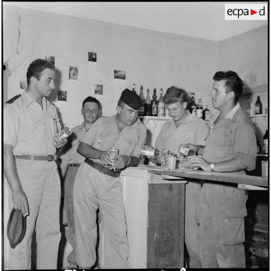 Medjajas. Soldats au bar.