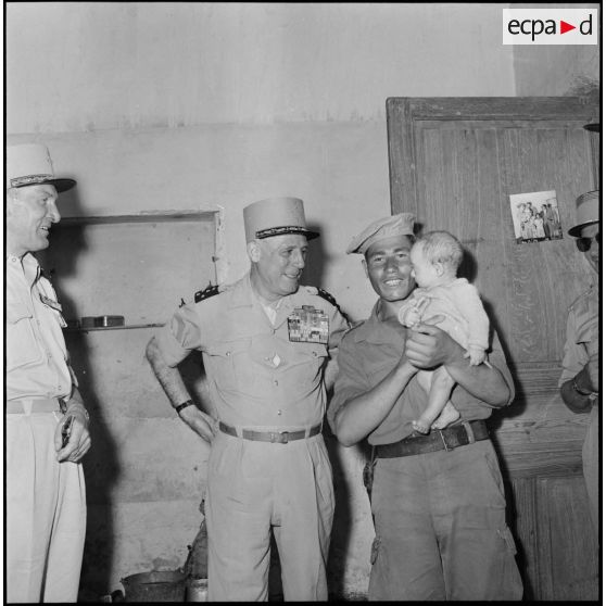 Visite des autorités militaires au douar des Medjajas.