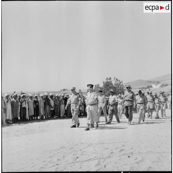 Visite du général Salan au douar de Medjaja.