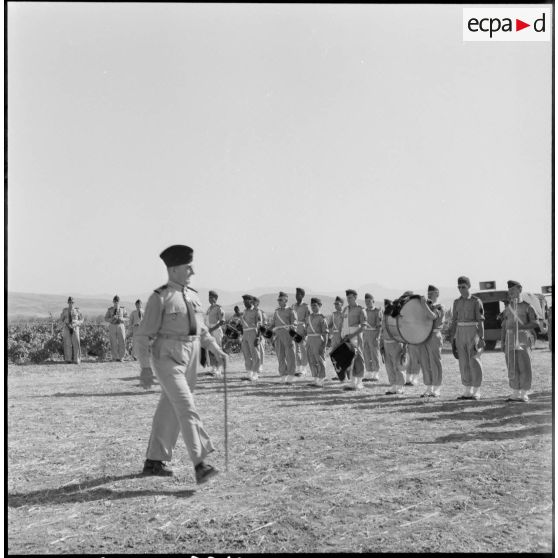 Cérémonie militaire sur le terrain d'aviation de Bordj Menaïel.
