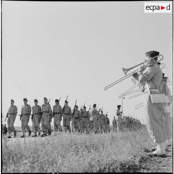 Cérémonie militaire à Bordj-Menaïel.