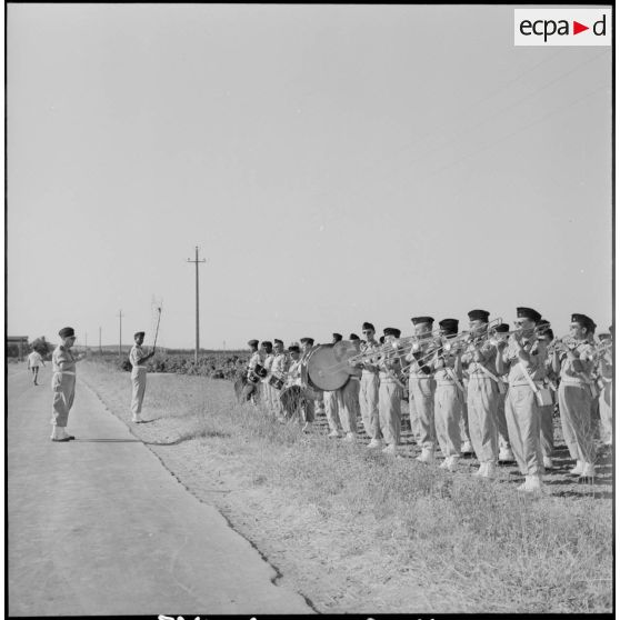 Musique militaire à Bordj-Menaïel.