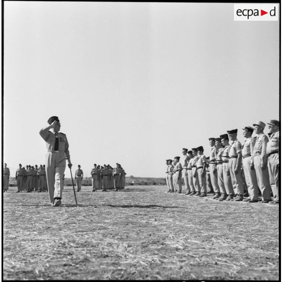 Cérémonie militaire sur le terrain d'aviation de Bordj Menaïel.