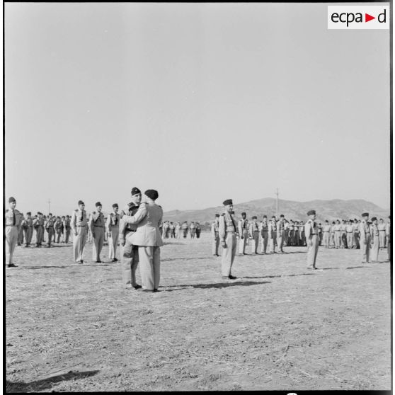 Remise de décoration à Bordj-Menaïel.