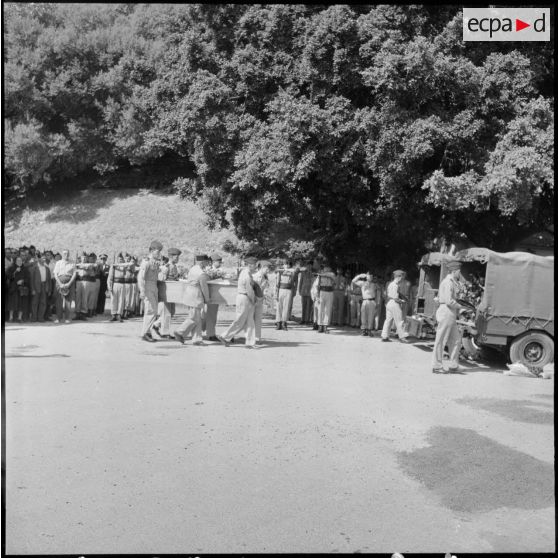 Alger. Obsèque de militaires. Le transport du cercueil.