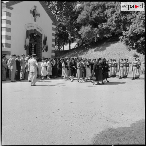 Alger. Obsèque de militaires. La foule devant la chapelle ardente.