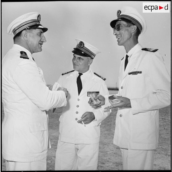 Portrait de trois officiers.