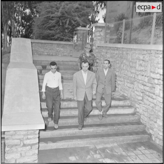 Arrivée de 3 chefs politiques du front de libération nationale (FLN) de la zone d'Alger au poste de commandement (PC) du 3ème régiment de parachutistes coloniaux (RPC).