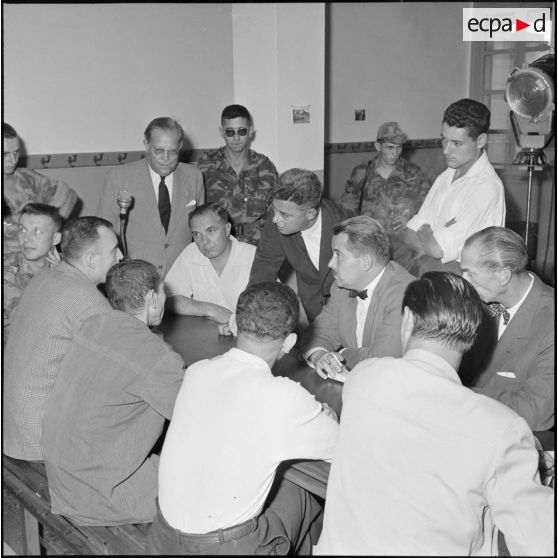 Monsieur Michel Gorlin, chef du cabinet du ministre résident en Algérie, entouré de journalistes, converse avec les 3 chefs politiques.