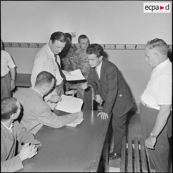 Jacques Le Prevost montre des lettres à Mohamed Hattab, l'un des 3 chefs politiques du front de libération national (FLN).