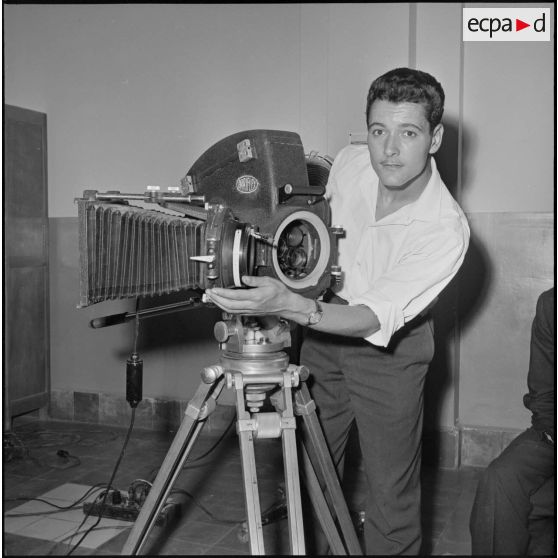 Caméraman lors de l'interview des 3 chefs politiques du front de libération nationale (FLN).