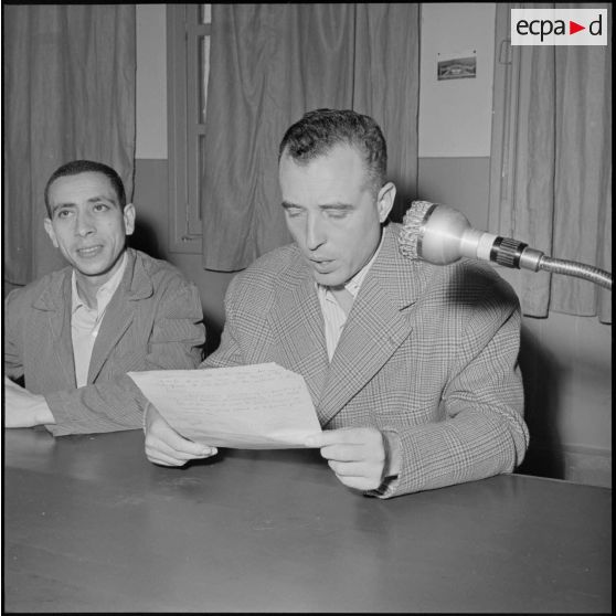 Mohamed Hattab lit la lettre qu'il a adressé au colonel Marcel Bigeard.