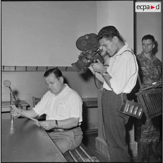 Caméraman filmant la lettre écrite par Mohamed Hattab au colonel Bigeard.