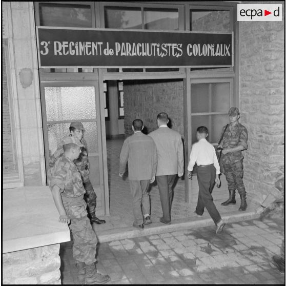 Arrivée de 3 chefs politiques du front de libération nationale (FLN) de la zone d'Alger au poste de commandement (PC) du 3ème régiment de parachutistes coloniaux (RPC).