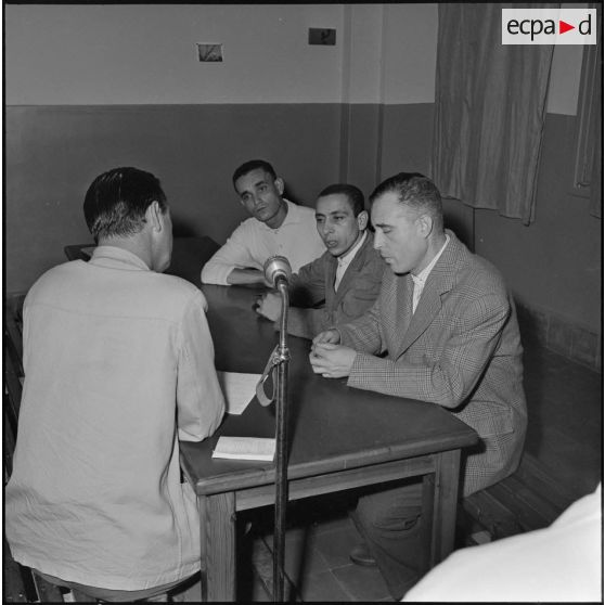 L'un des 3 chefs politiques du front de libération national (FLN) répond aux questions du speaker.