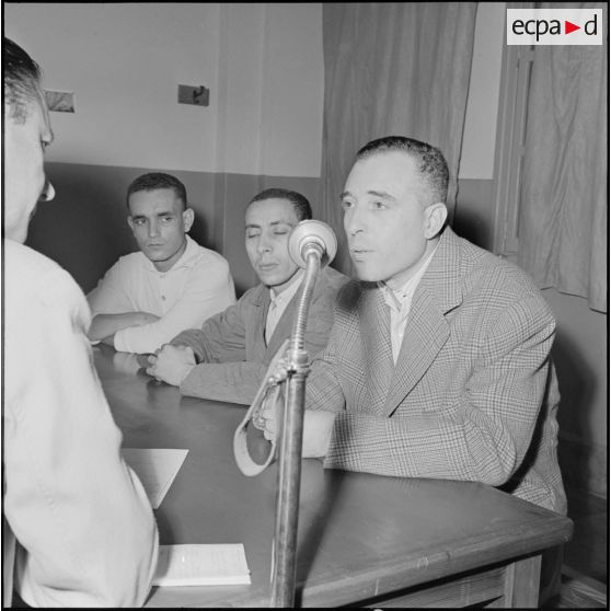 Le chef politique de la wilaya III du front de libération national (FLN), Mohamed Hattab, répond aux questions du speaker.