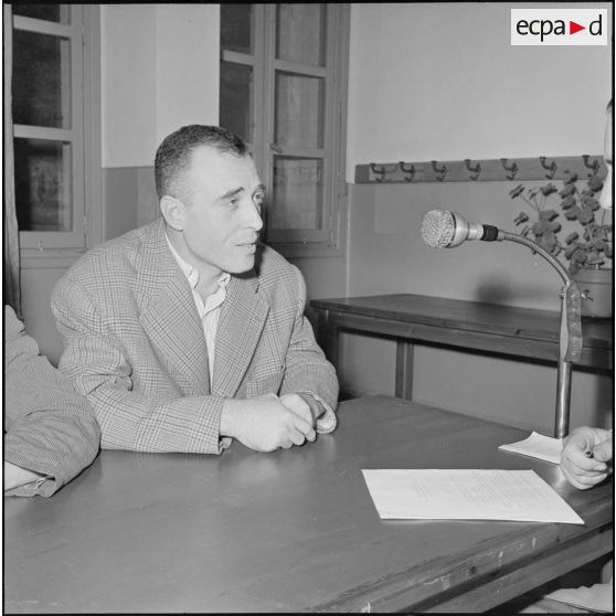 Le chef politique de la wilaya III du front de libération national (FLN), Mohamed Hattab, répond aux questions du speaker.