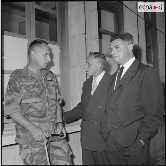 Le colonel Marcel Bigeard et Michel Gorlin assistant à l'interview des 3 chefs politiques du front de libération nationale (FLN).