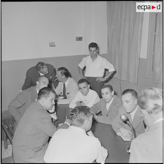 Les 3 chefs politiques du front de libération nationale (FLN) entourés de journalistes.