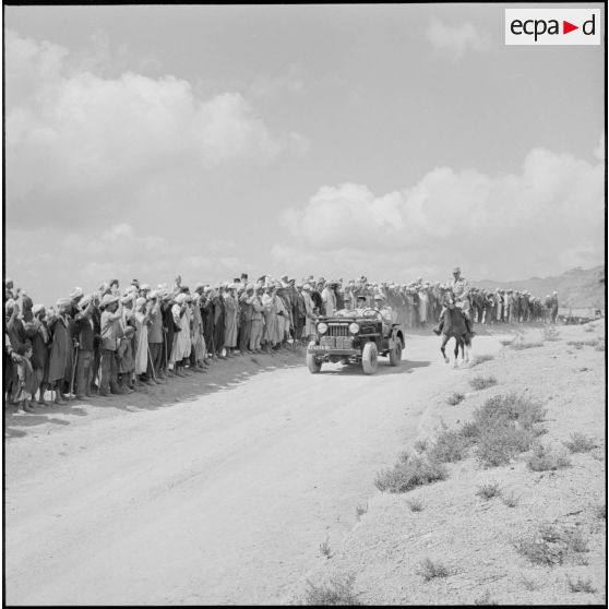 Arrivée du général Renaud et du lieutenant-colonel Lecointre à la côte 901, lieu de la manifestation franco-musulmane.