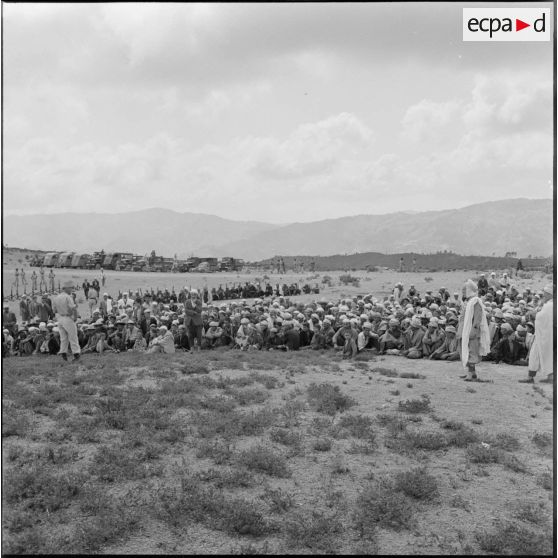 Le lieutenant Gros,chef de la section administrative spécialisée (SAS), parle à la foule.