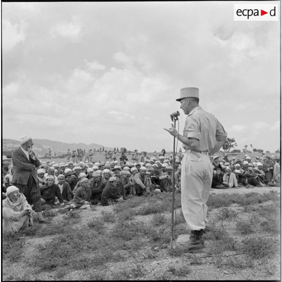 Le lieutenant Gros,chef de la section administrative spécialisée (SAS), parle à la foule.