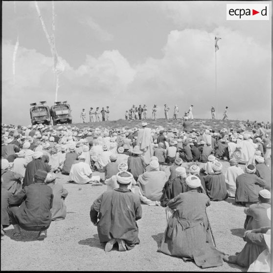 Le lieutenant Gros, chef de la section administrative spécialisée (SAS), parle à la foule.