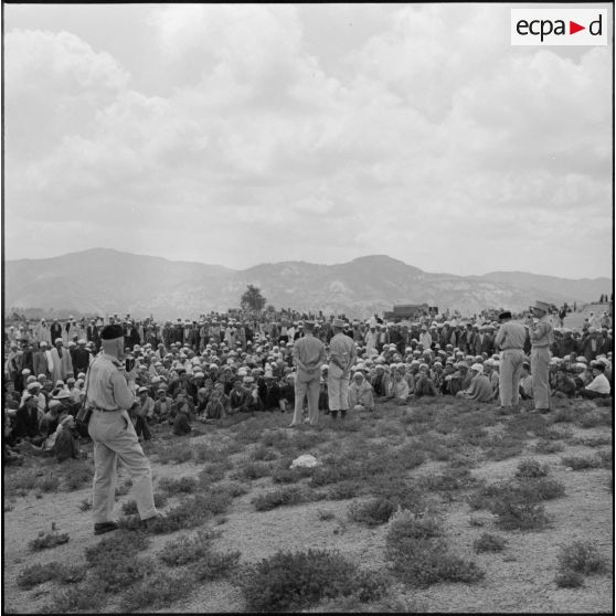 Discours d'une autorité à la foule.