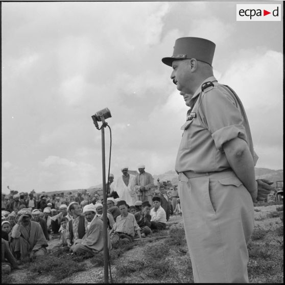 Discours du général Renaud à la foule.