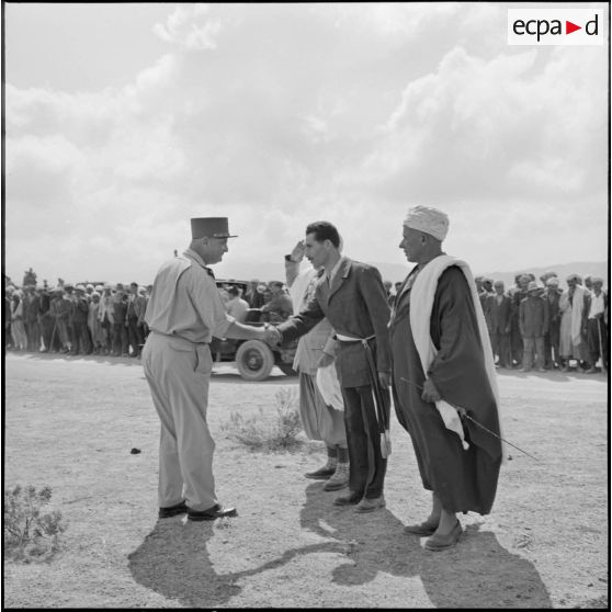 Le général Renaud remercie messieurs Ouali et Ouazene maires respectifs des villages de Douar Arbal et Zatima (Gouraya).