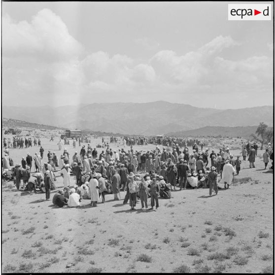 Vue sur la foule musulmane mangeant un couscous.