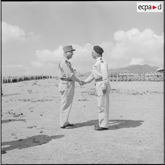 Le général Renaud salue le commandant de la revue militaire.