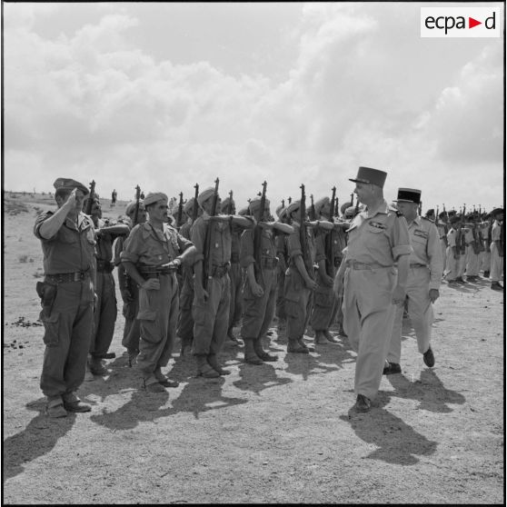 Le général Renaud passe en revue la compagnie des harki du secteur nord de Cherchell.