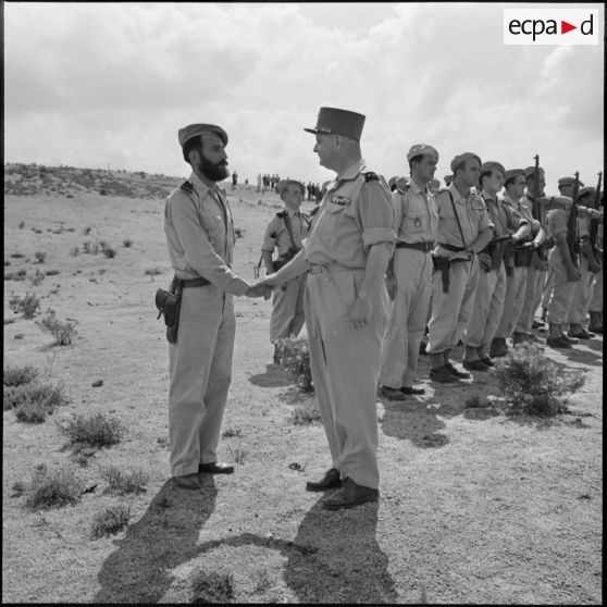 Le sous-lieutenant Laugier, commandant le 1/22ème régiment d'infanterie (RI) salue le général Renaud.