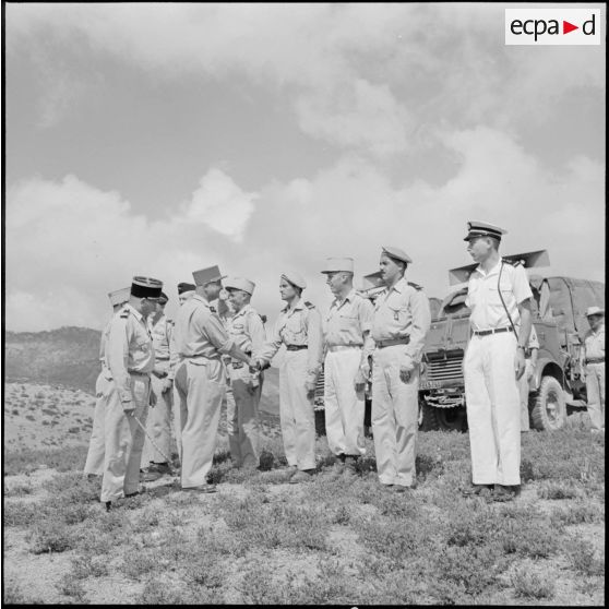 Le général Renaud s'adresse à la compagnie des hauts parleurs n°2.