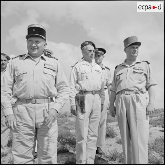 Les autorités examinent les lieux.