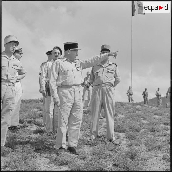 Les autorités examinent les lieux.