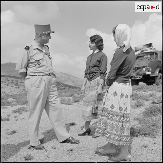 Le général Renaud s'entretient avec des étudiantes métropolitaines du secteur nord de Cherchell.