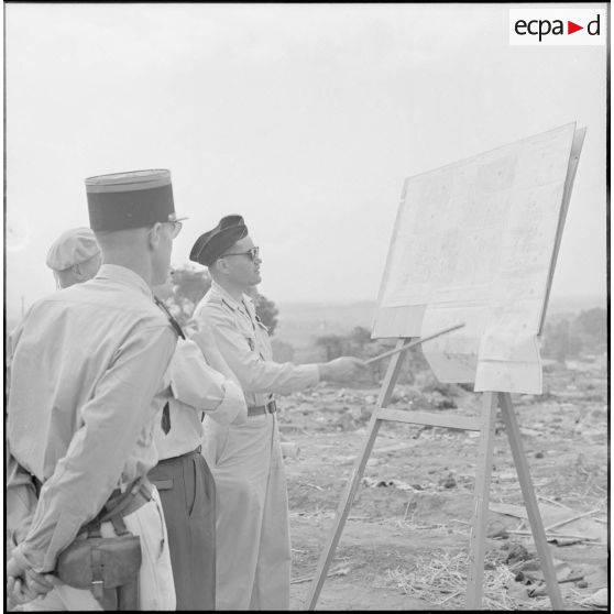 Le Capitaine Pareau, chef de l'Action Psychologique de Maison-Carrée, devant le plan des bidonvilles.