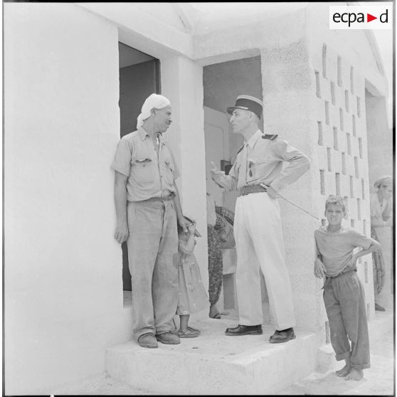 Le lieutenant Mattei de l'escadron 3/3 de gendarmerie mobile donne un logement dans la cité "La Montagne" à une famille.