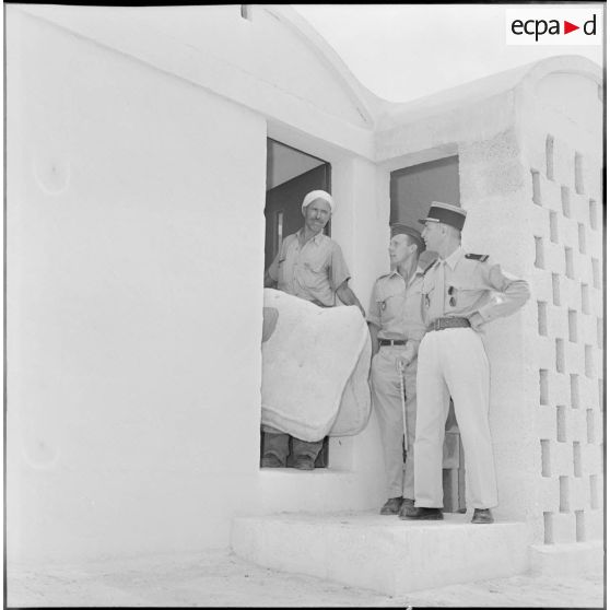 Le lieutenant Mattei de l'escadron 3/3 de gendarmerie mobile et un sous-lieutenant de l'action psychologique de Maison Carrée.