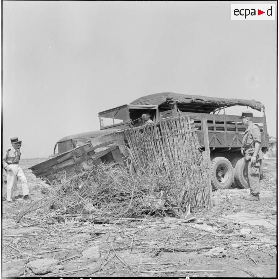 Destruction d'un gourbi à l'aide d'un GMC de la gendarmerie mobile.