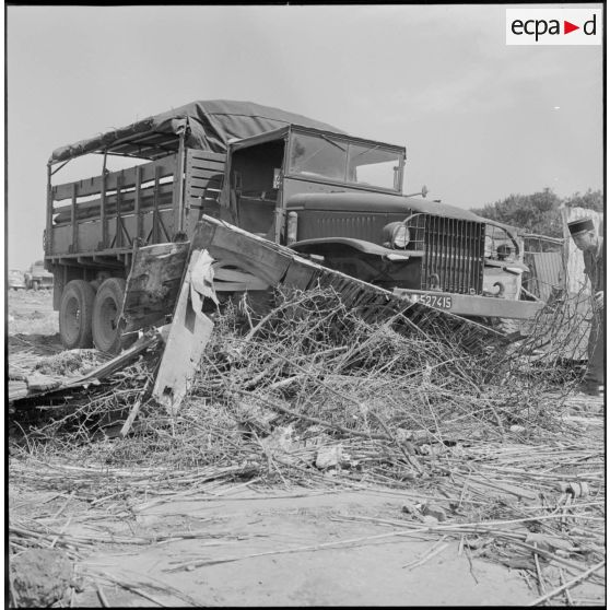 Destruction d'un gourbi à l'aide d'un GMC de la gendarmerie mobile.
