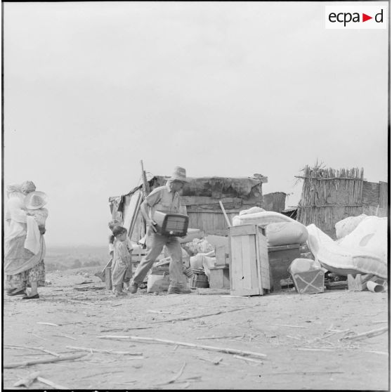 Déménagement d'un gourbi.